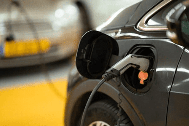 Jak zasilane są stacje ładowania pojazdów elektrycznych?