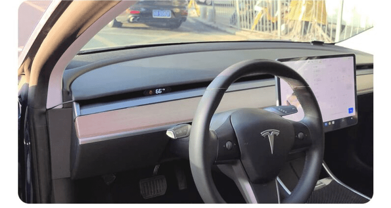 Czym jest wyświetlacz przezierny (Head Up Display) i jak ulepsza on doświadczenie jazdy?