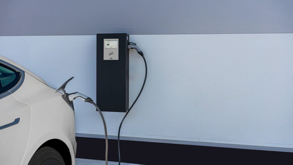 Ładowarka V2C POLE Wallbox z gniazdem (2×22 kW), wyświetlacz 8'', 4G, LAN/Wifi, RFID